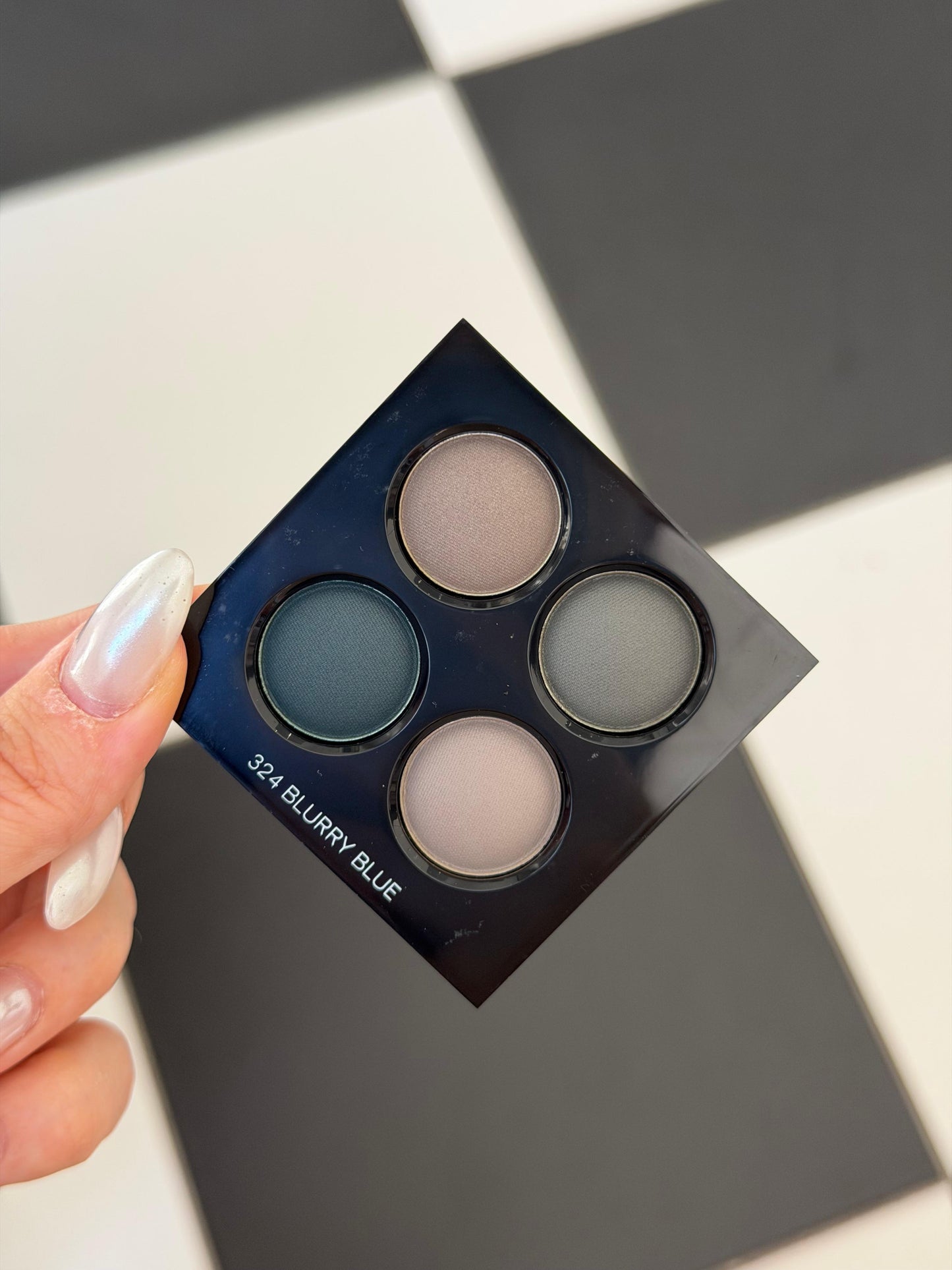 CHANEL Les 4 Ombres
Multi-Effect Quadra Eyeshadow (324)