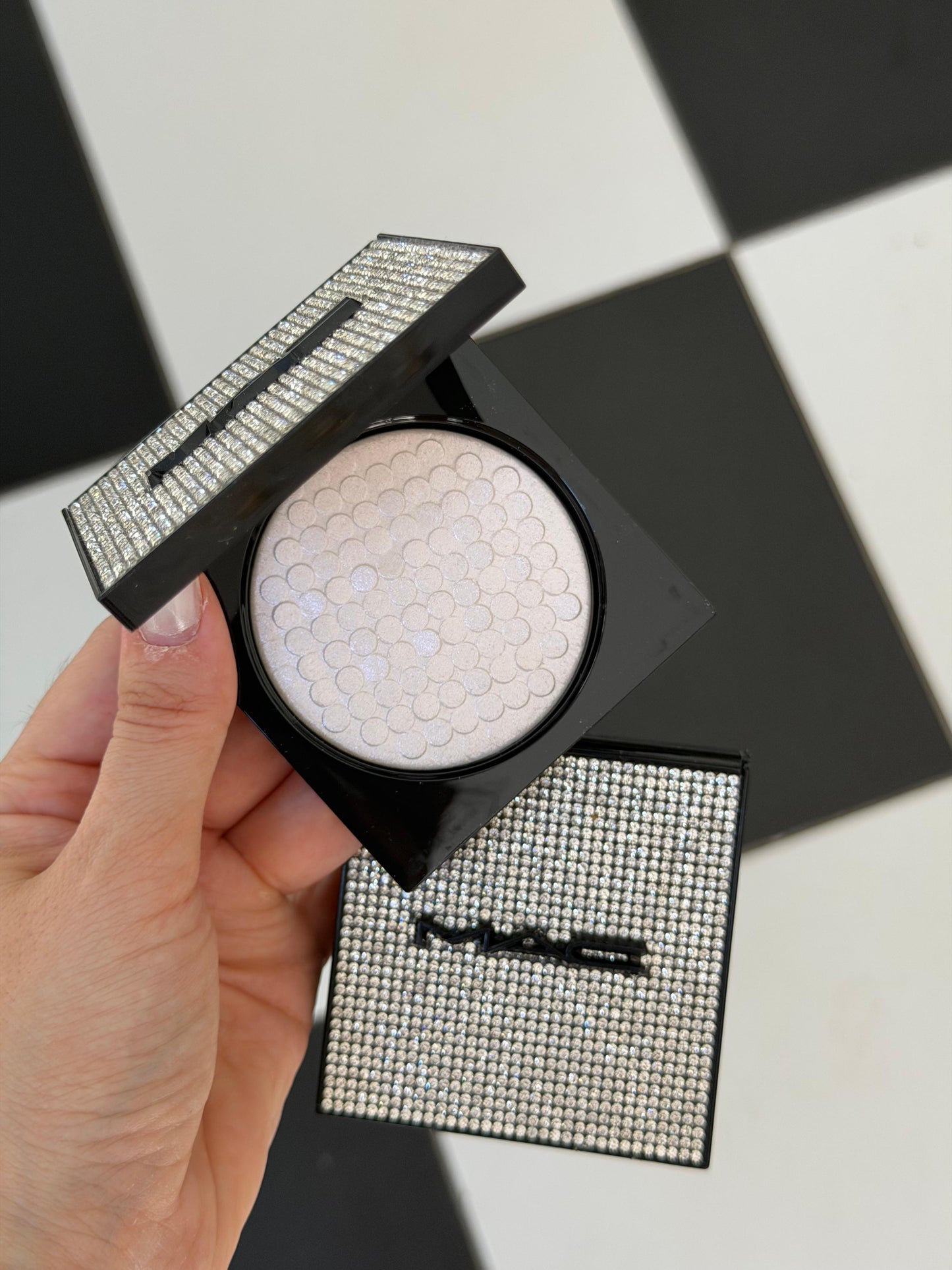 MAC Extra Dimension Skinfinish Powder Highlighter - Glowflakes