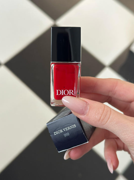 DIOR Vernis (999)
Nail Lacquer - Color Shine and Long Wear - Gel Effect - Protective Nail Care