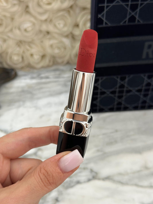 DIOR Rouge (720)
Couture Color Lipstick - Velvet and Satin Finishes - Hydrating Floral Lip Care - Long Wear