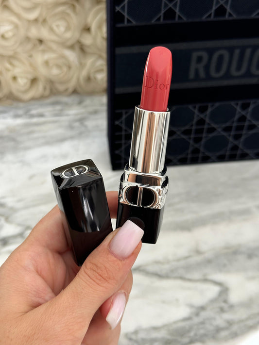 DIOR Rouge (772)
Couture Color Lipstick - Velvet and Satin Finishes - Hydrating Floral Lip Care - Long Wear