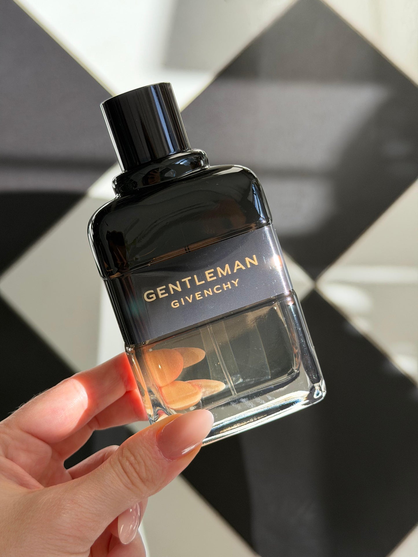 GIVENCHY Gentleman Boisée
Eau de Parfum
Woody, Floral, Spicy