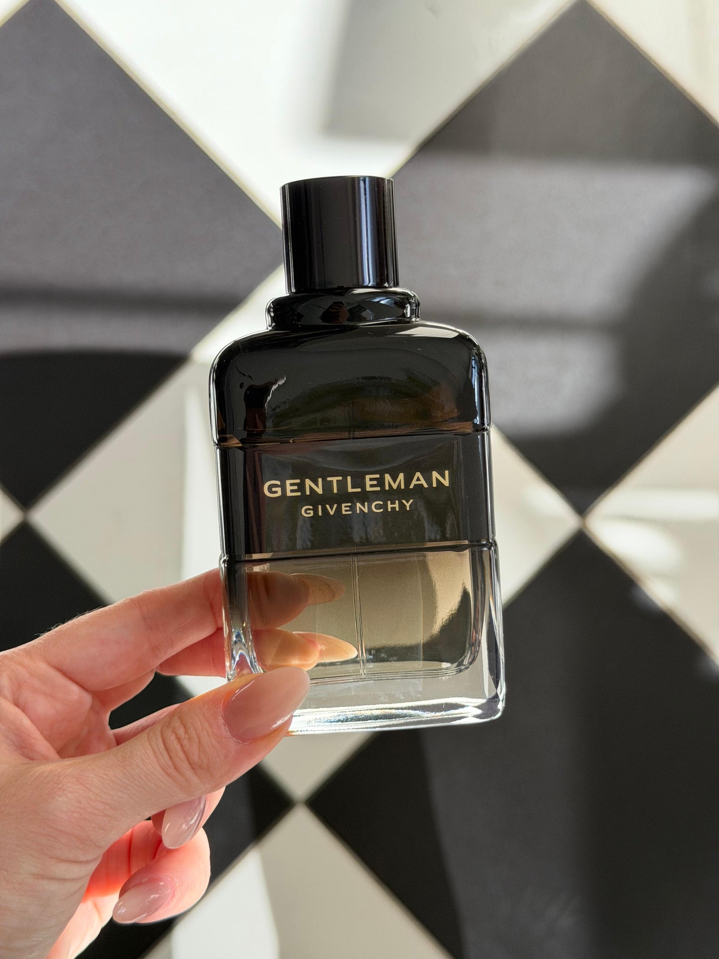 GIVENCHY Gentleman Boisée
Eau de Parfum
Woody, Floral, Spicy