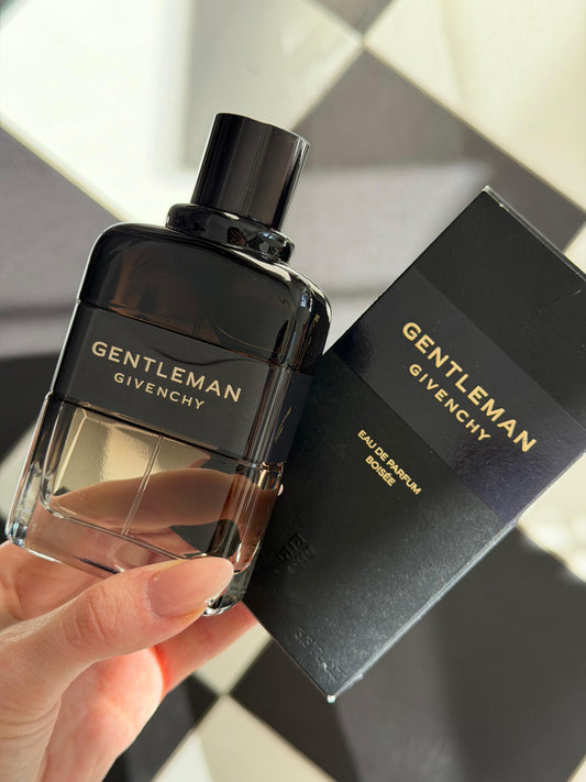 GIVENCHY Gentleman Boisée
Eau de Parfum
Woody, Floral, Spicy