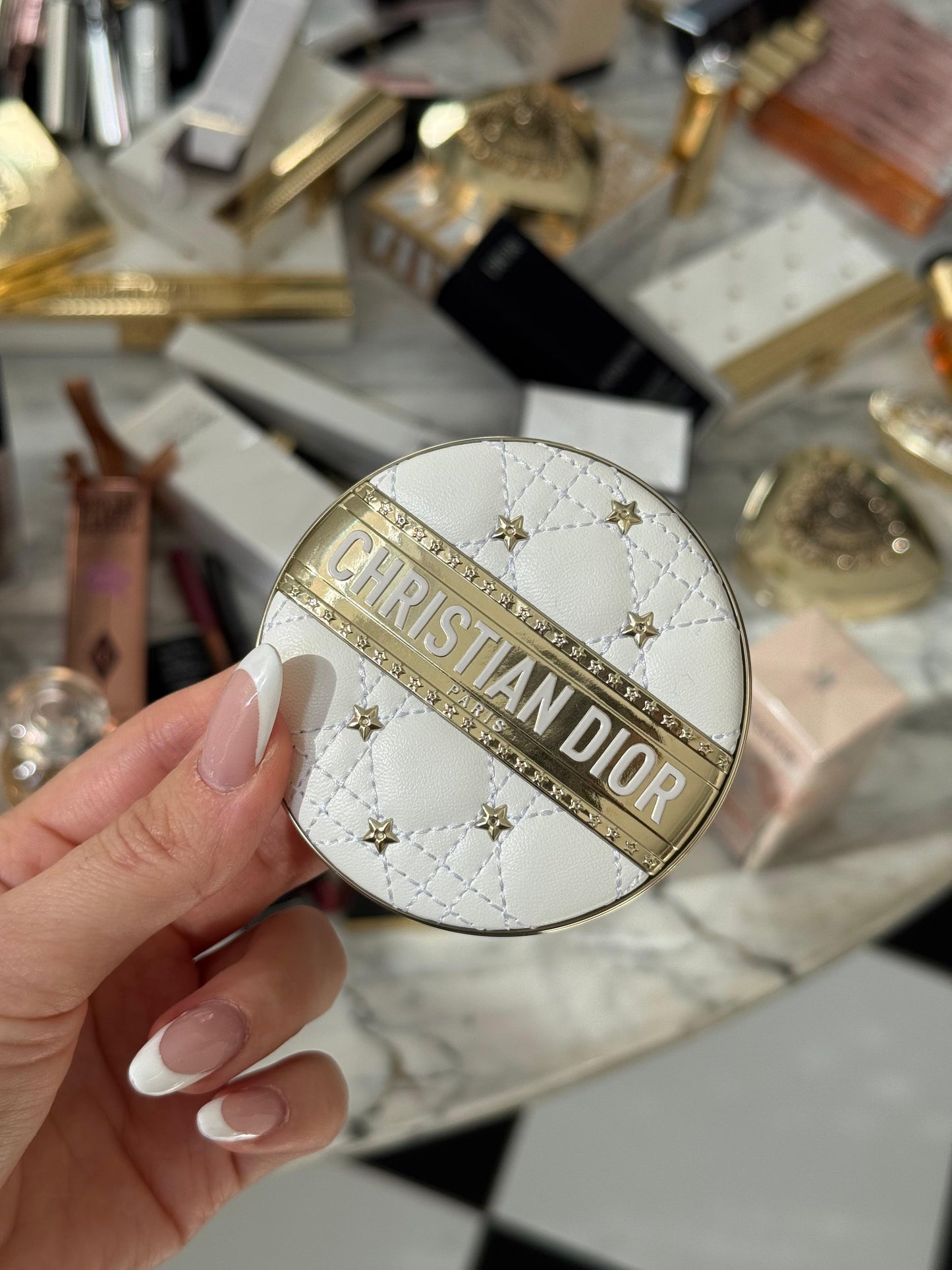 DIOR Forever Glow Luminizer (001 Dior Star) - Limited Edition
Spectacular Highlighter - Long Wear - Infused with Hyaluronic Acid