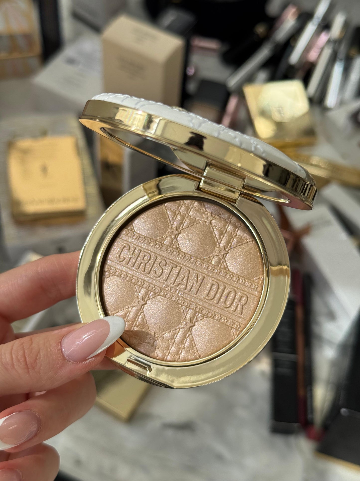 DIOR Forever Glow Luminizer (001 Dior Star) - Limited Edition
Spectacular Highlighter - Long Wear - Infused with Hyaluronic Acid