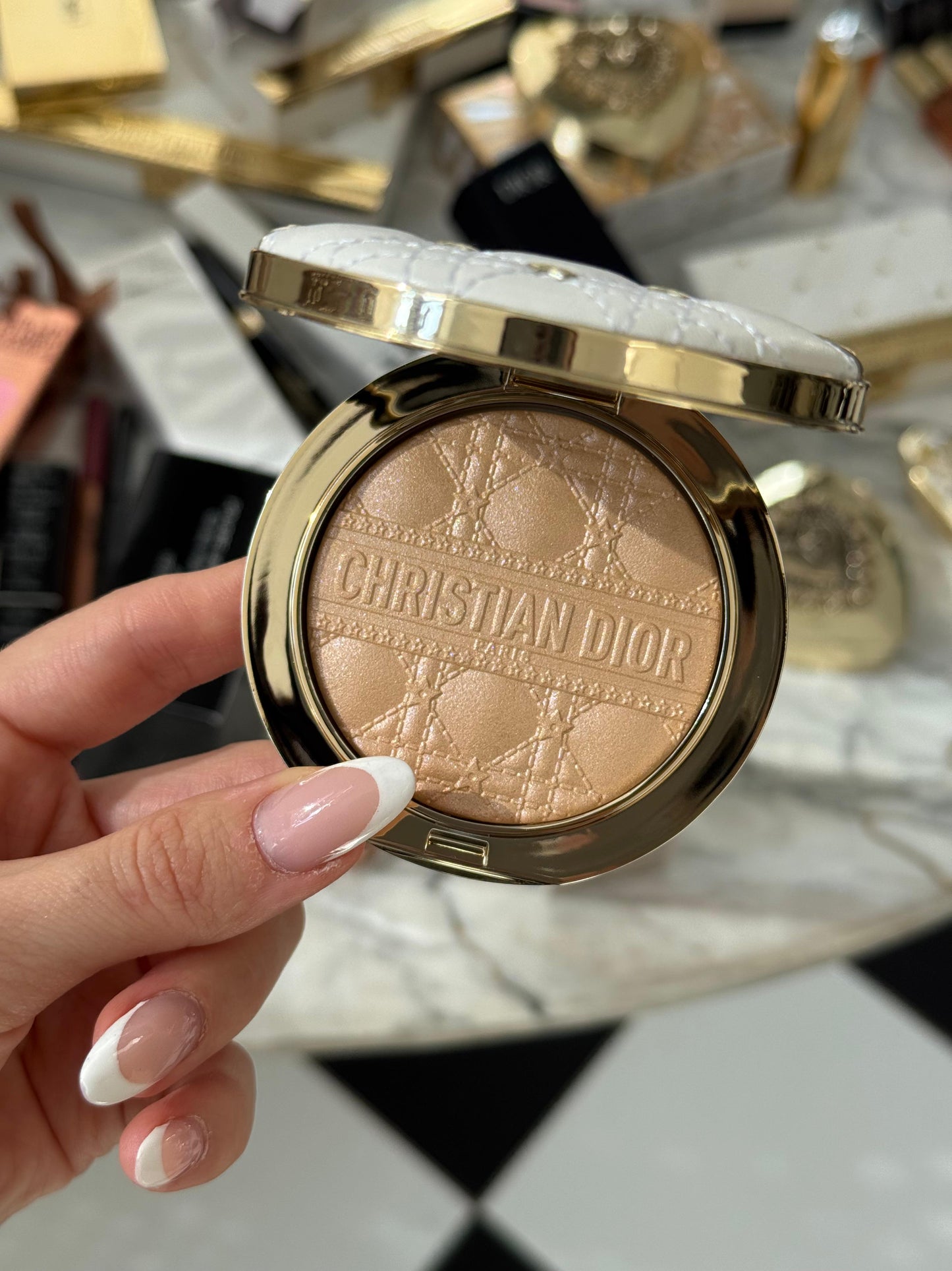 DIOR Forever Glow Luminizer (001 Dior Star) - Limited Edition
Spectacular Highlighter - Long Wear - Infused with Hyaluronic Acid