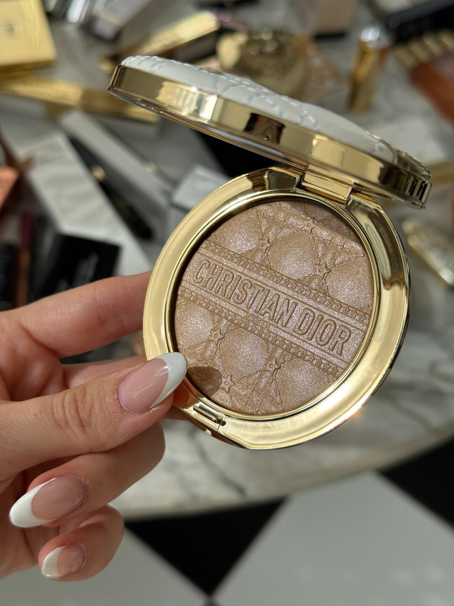 DIOR Forever Glow Luminizer (001 Dior Star) - Limited Edition
Spectacular Highlighter - Long Wear - Infused with Hyaluronic Acid