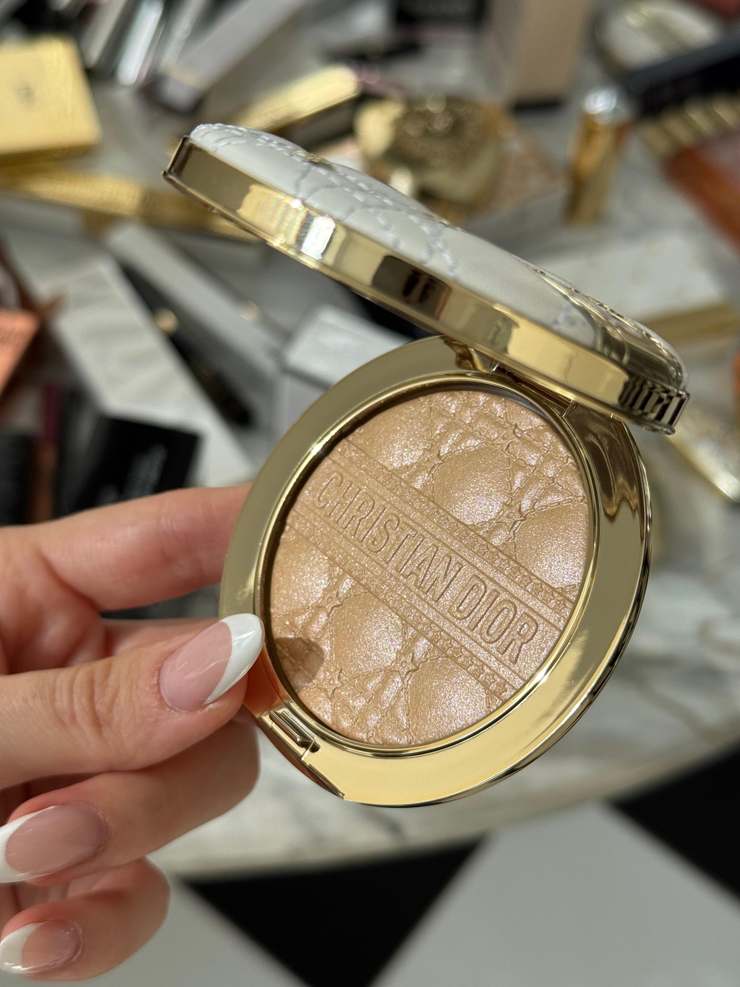 DIOR Forever Glow Luminizer (001 Dior Star) - Limited Edition
Spectacular Highlighter - Long Wear - Infused with Hyaluronic Acid