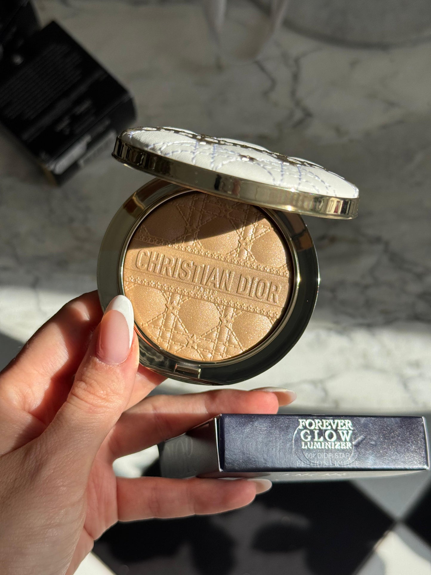 DIOR Forever Glow Luminizer (001 Dior Star) - Limited Edition
Spectacular Highlighter - Long Wear - Infused with Hyaluronic Acid