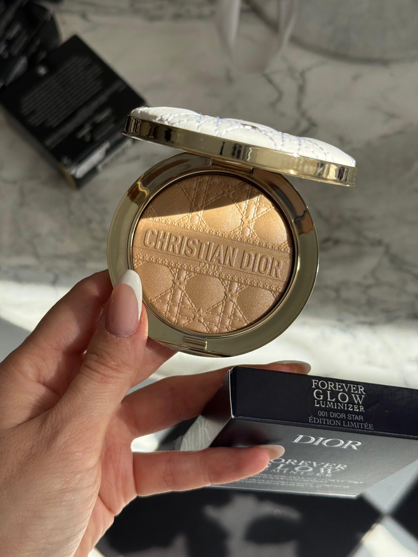 DIOR Forever Glow Luminizer (001 Dior Star) - Limited Edition
Spectacular Highlighter - Long Wear - Infused with Hyaluronic Acid