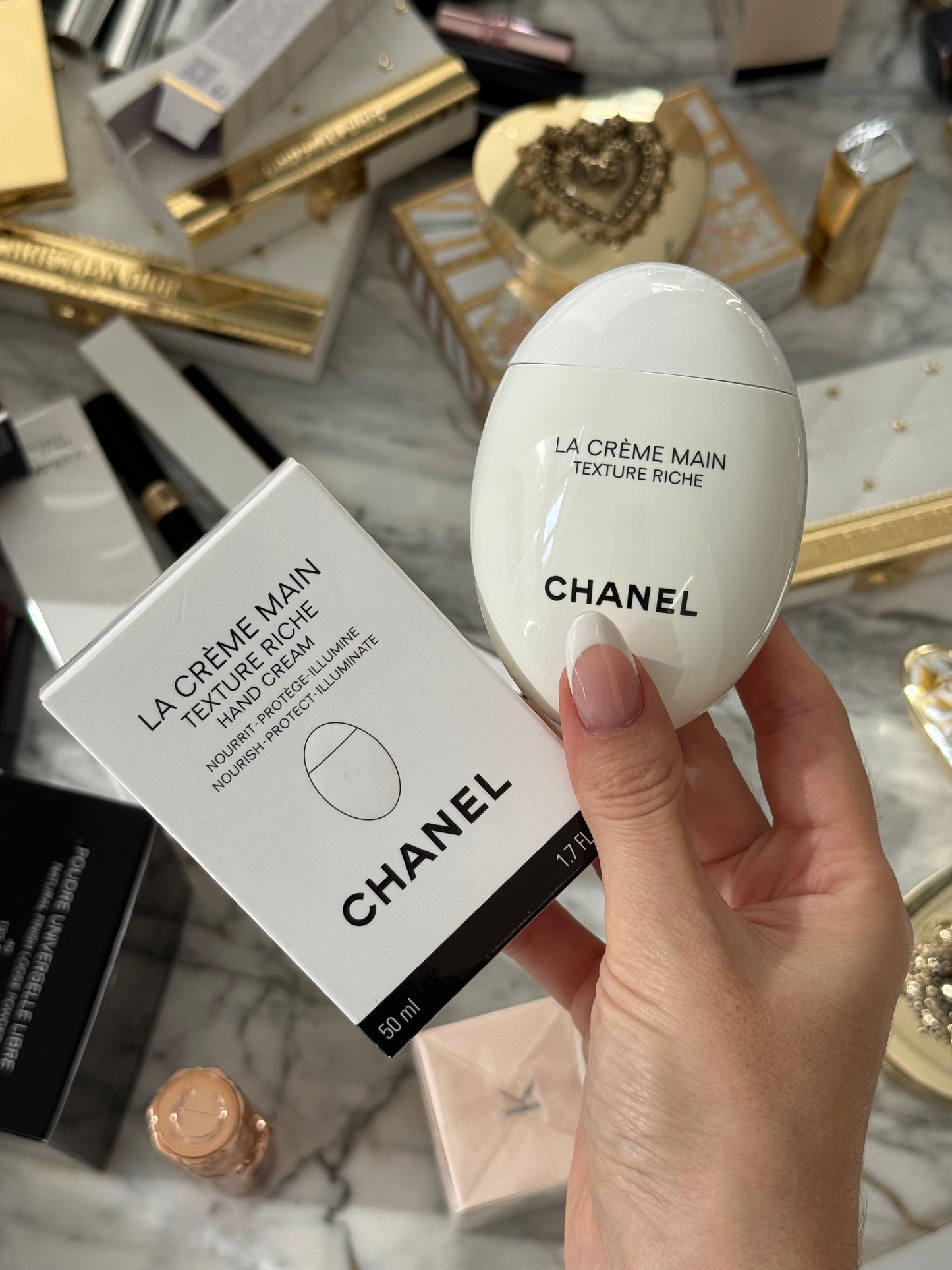 CHANEL La Crème Main Texture Riche
Hand Cream Nourish-Protect-Illuminate