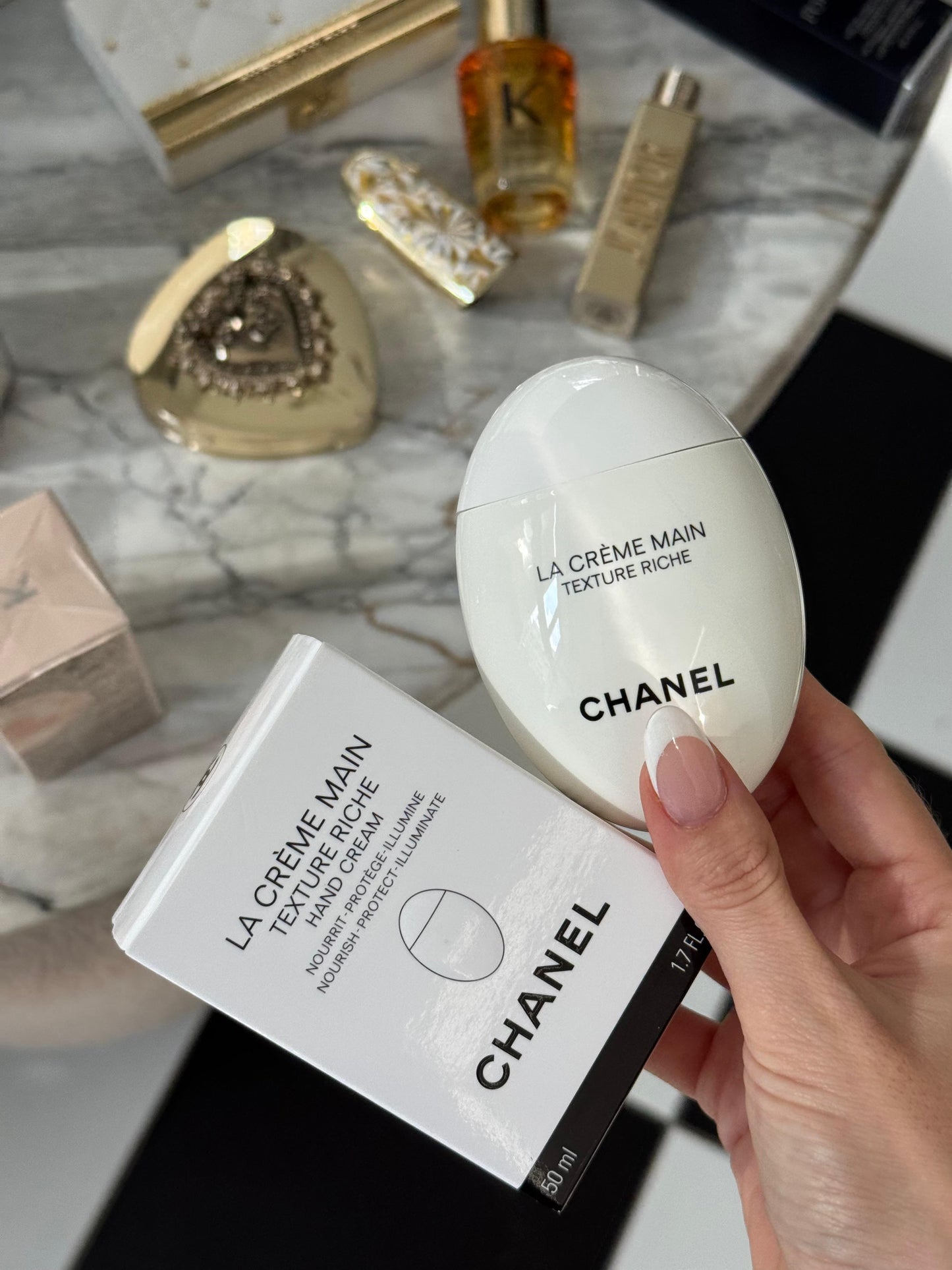 CHANEL La Crème Main Texture Riche
Hand Cream Nourish-Protect-Illuminate
