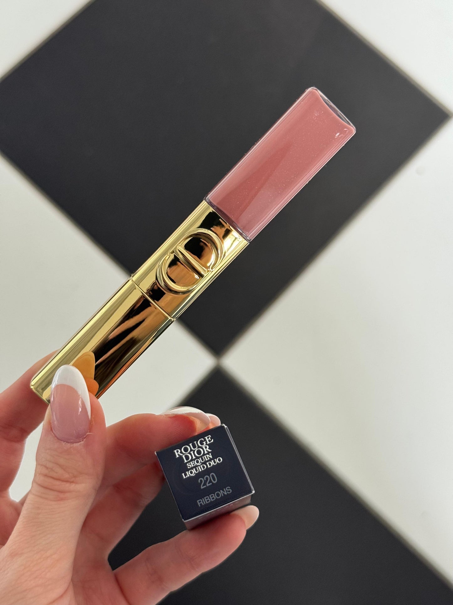 DIOR Rouge Dior Sequin Liquid Duo (220) - Limited Edition
Ultra-Glittery Color, Glossy Shine