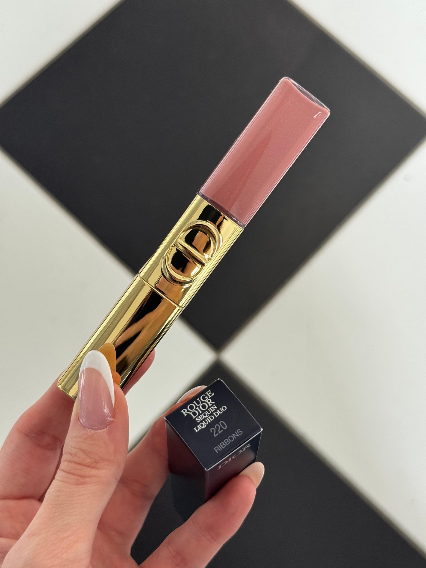 DIOR Rouge Dior Sequin Liquid Duo (220) - Limited Edition
Ultra-Glittery Color, Glossy Shine