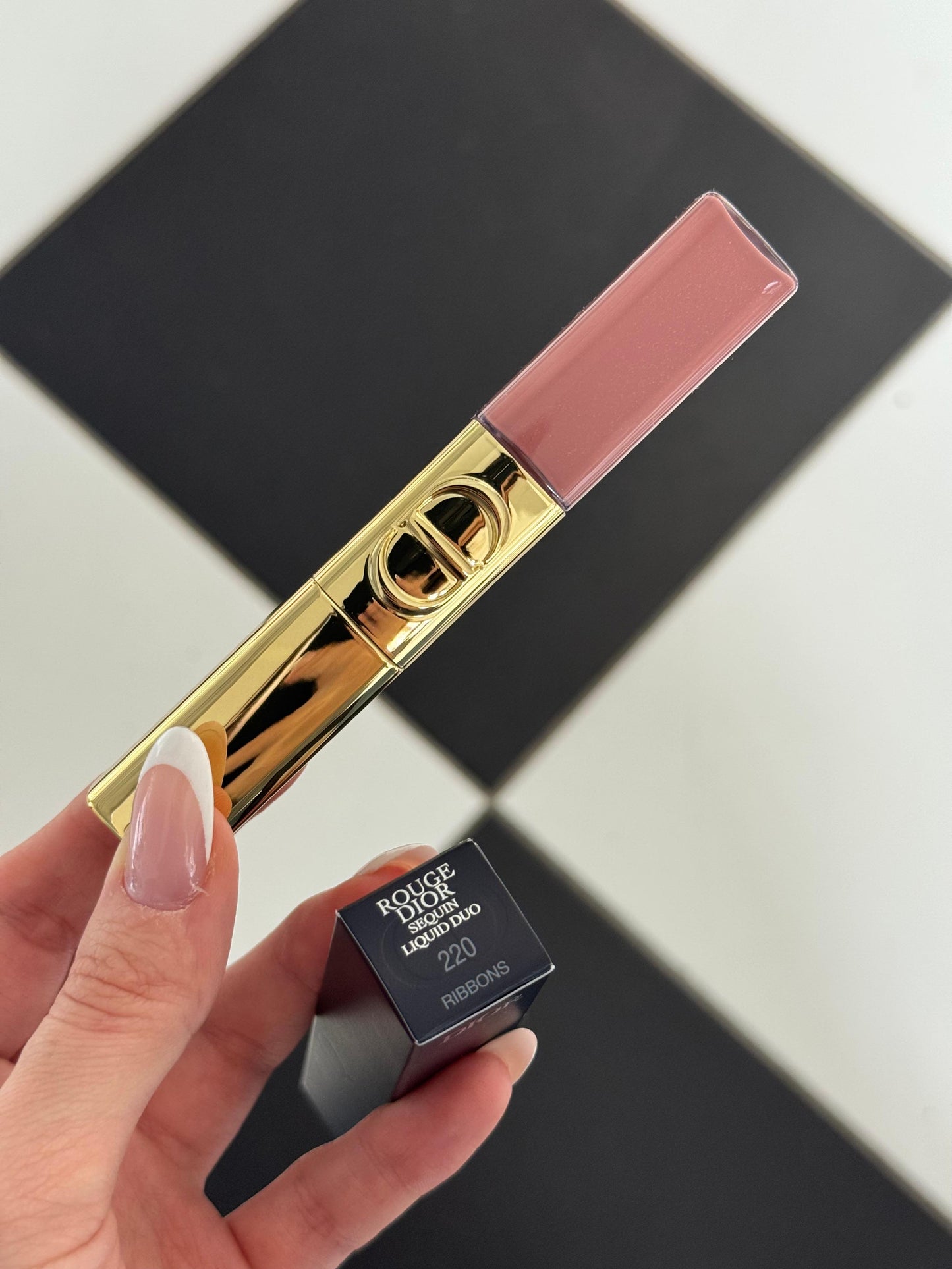 DIOR Rouge Dior Sequin Liquid Duo (220) - Limited Edition
Ultra-Glittery Color, Glossy Shine