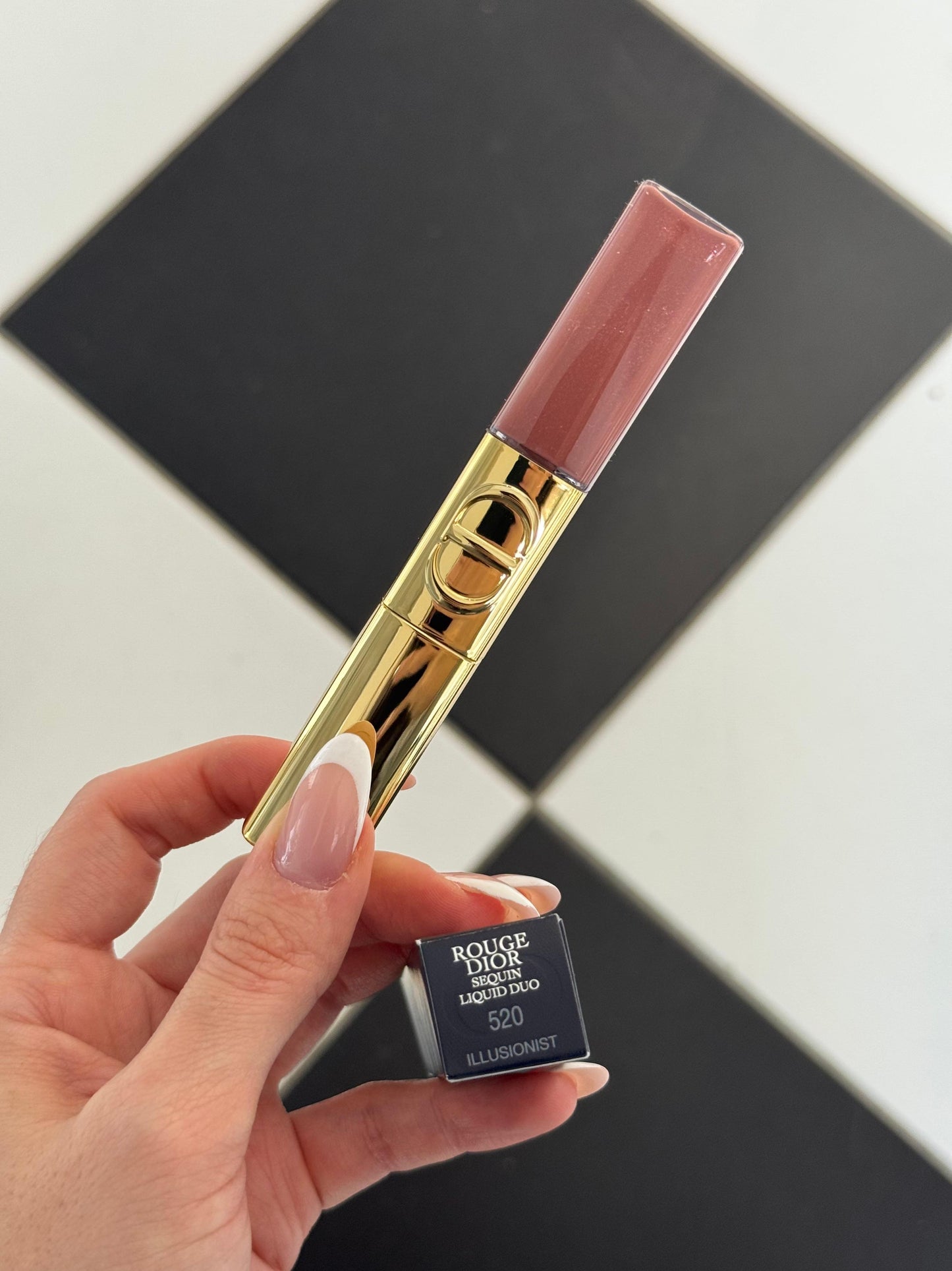 DIOR Rouge Dior Sequin Liquid Duo (520) - Limited Edition
Ultra-Glittery Color, Glossy Shine