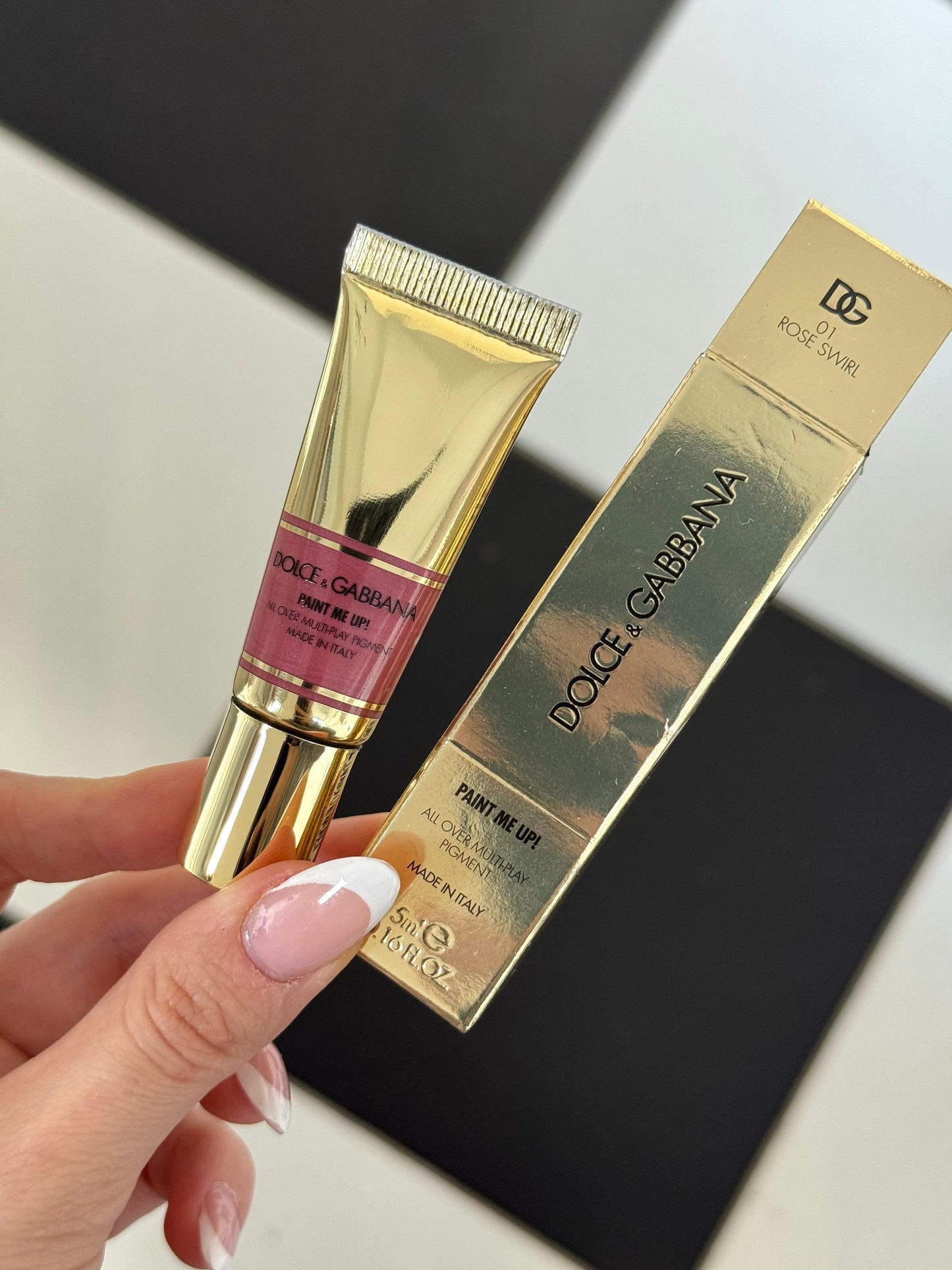 DOLCE&GABBANA Paint Me Up!
All Over Multi-Play Pigment For Face, Eyes And Lips (01)