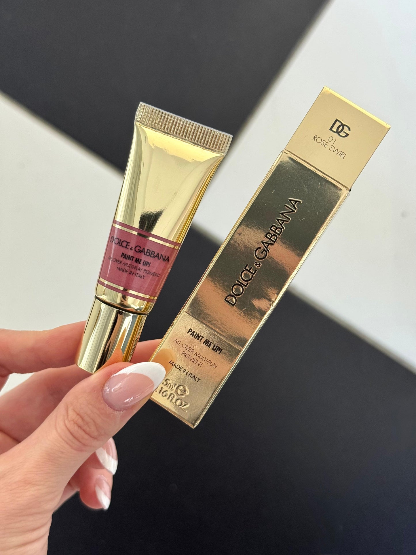 DOLCE&GABBANA Paint Me Up!
All Over Multi-Play Pigment For Face, Eyes And Lips (01)