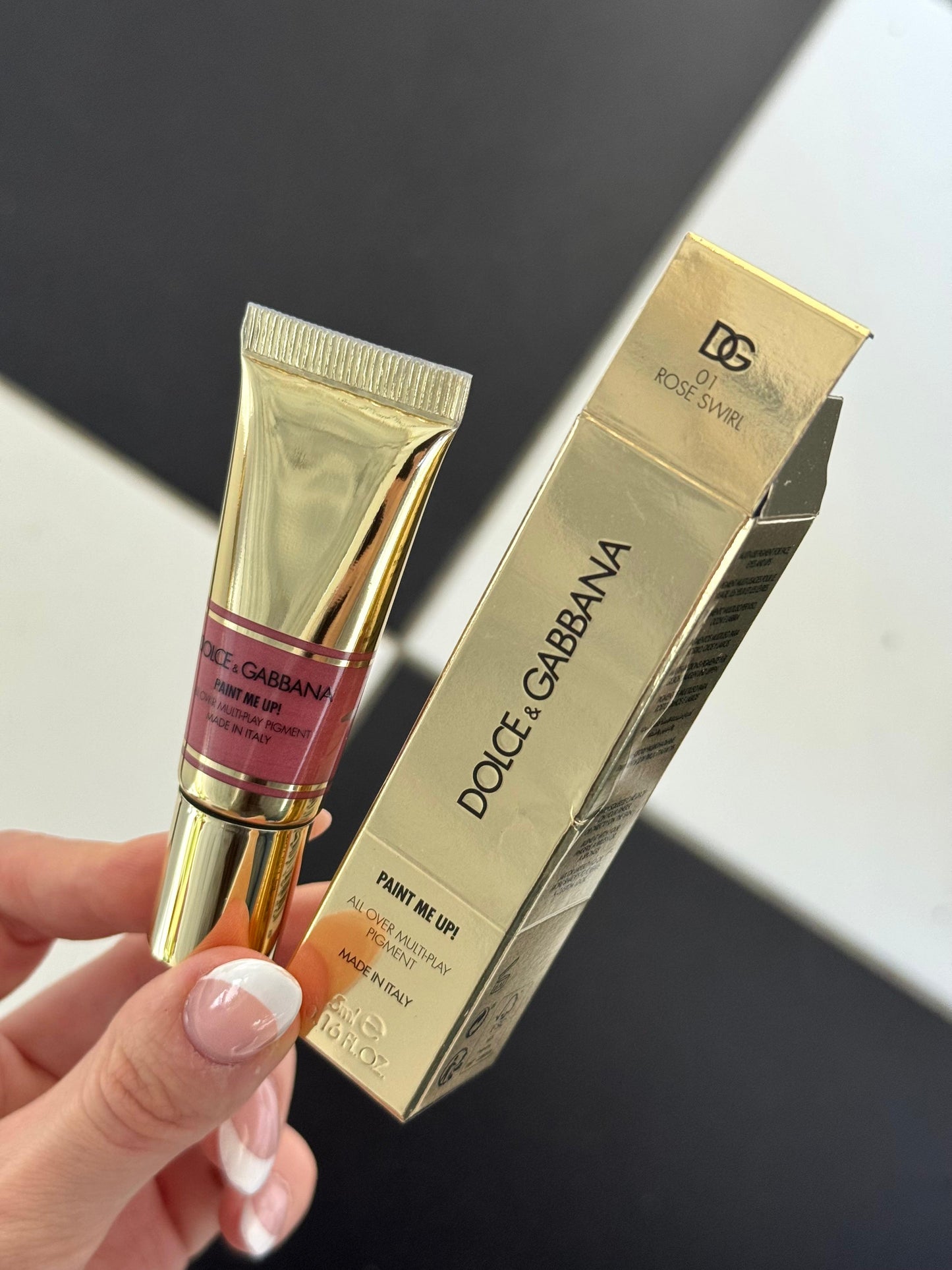 DOLCE&GABBANA Paint Me Up!
All Over Multi-Play Pigment For Face, Eyes And Lips (01)