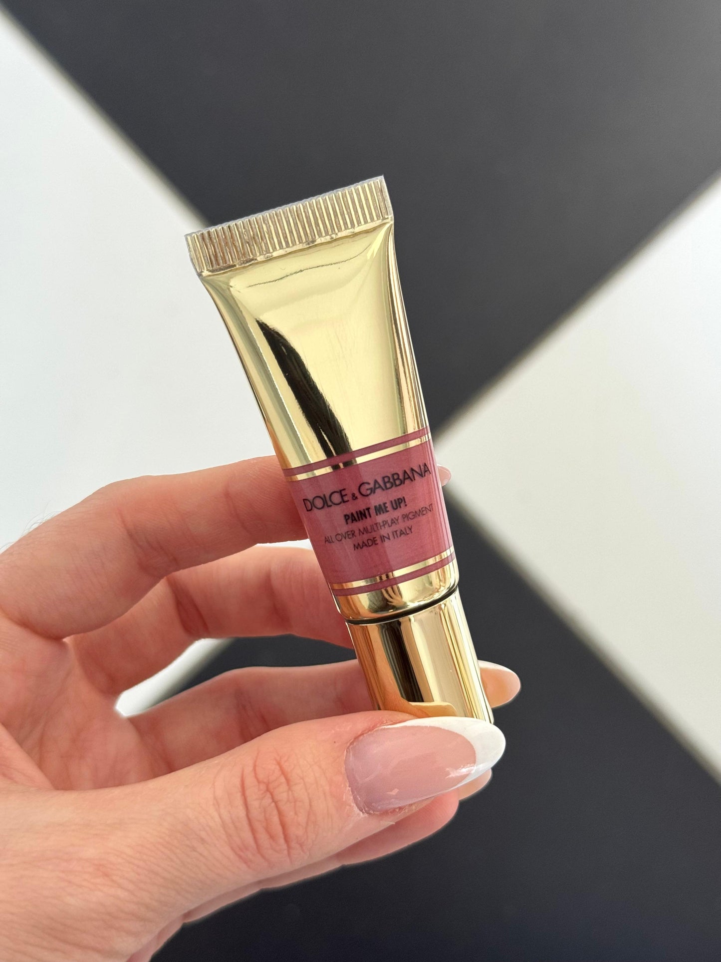 DOLCE&GABBANA Paint Me Up!
All Over Multi-Play Pigment For Face, Eyes And Lips (01)