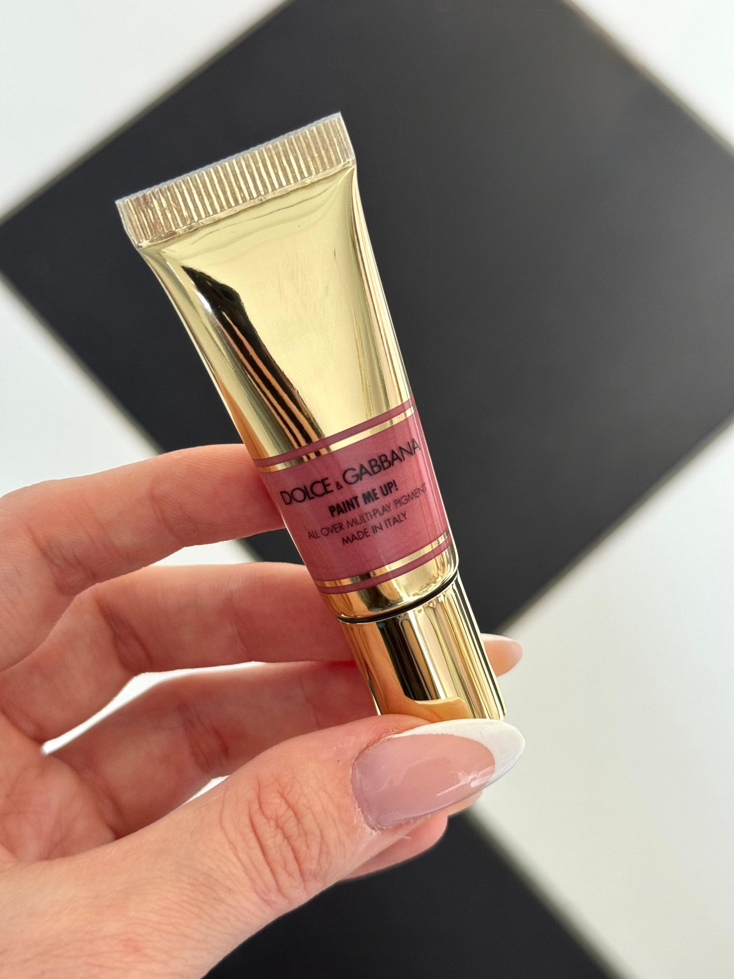 DOLCE&GABBANA Paint Me Up!
All Over Multi-Play Pigment For Face, Eyes And Lips (01)