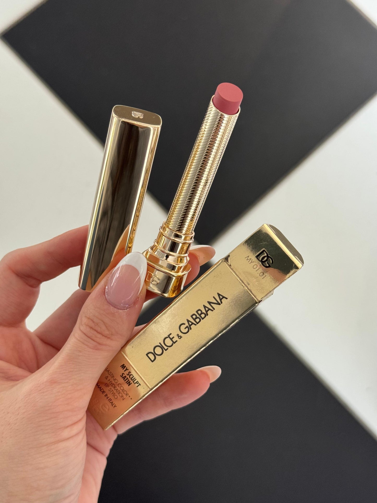 DOLCE&GABBANA My Sculpt Satin
Lasting Color & Hydration Lipstick Stylo - MY 01.01