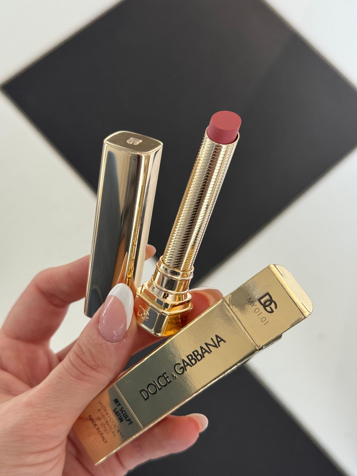 DOLCE&GABBANA My Sculpt Satin
Lasting Color & Hydration Lipstick Stylo - MY 01.01