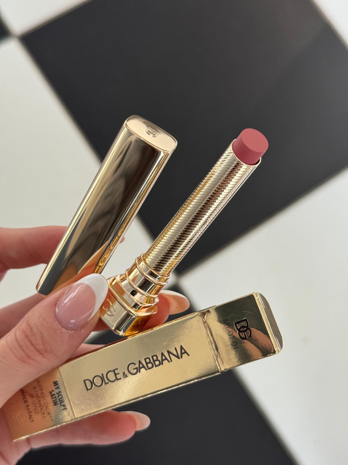 DOLCE&GABBANA My Sculpt Satin
Lasting Color & Hydration Lipstick Stylo - MY 01.01