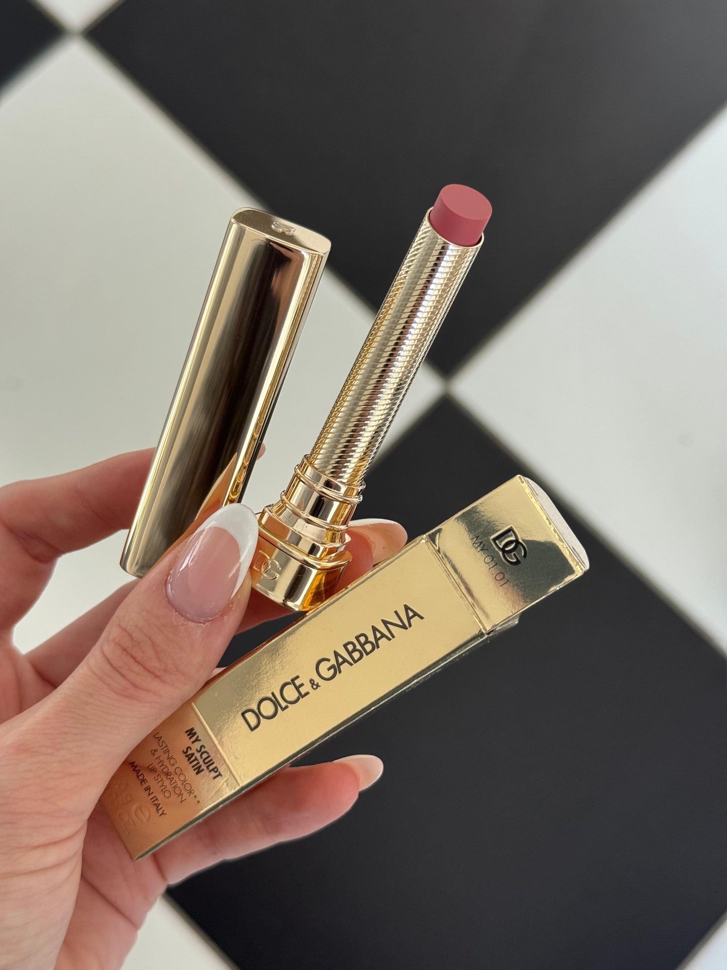 DOLCE&GABBANA My Sculpt Satin
Lasting Color & Hydration Lipstick Stylo - MY 01.01