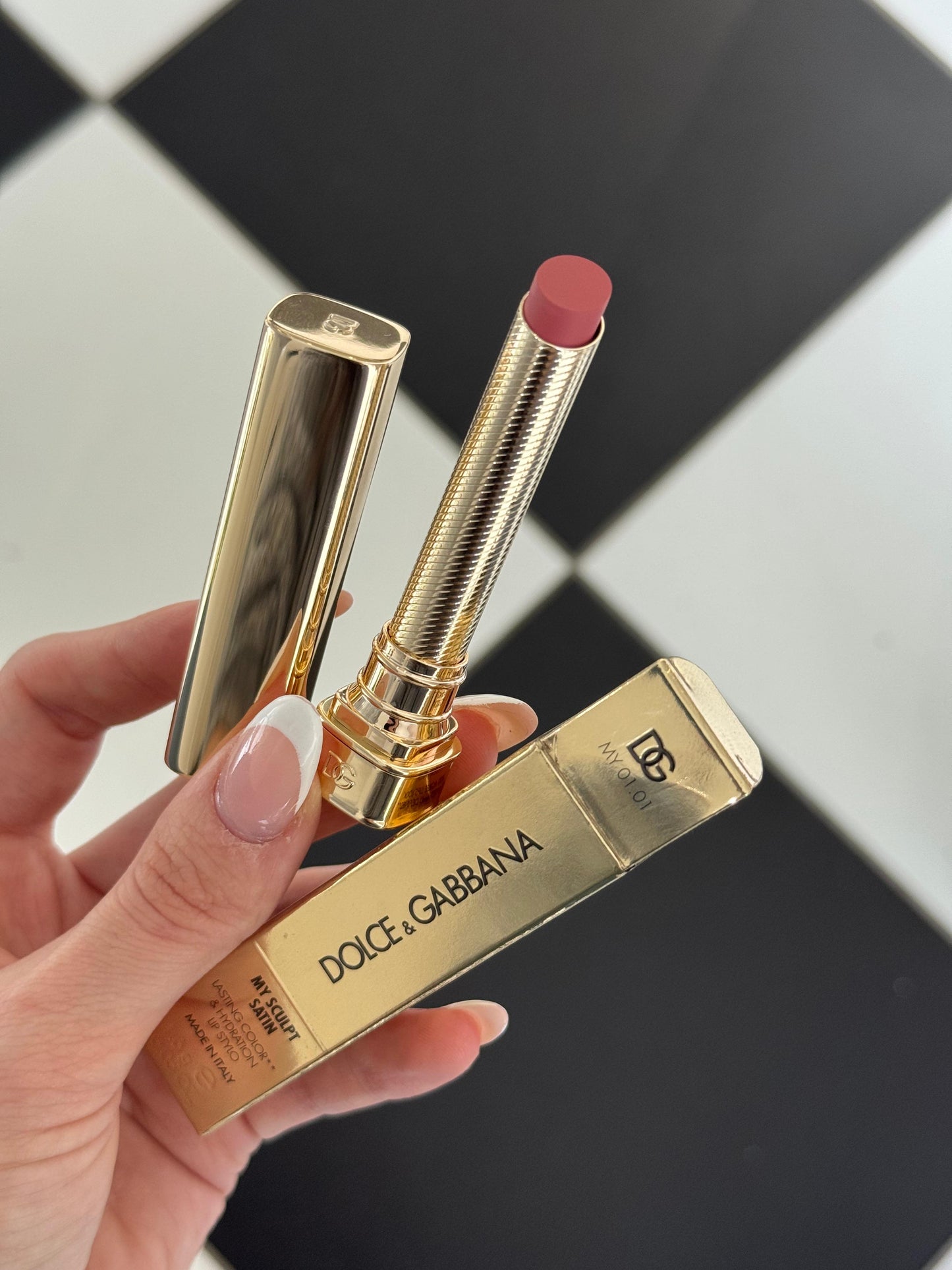 DOLCE&GABBANA My Sculpt Satin
Lasting Color & Hydration Lipstick Stylo - MY 01.01