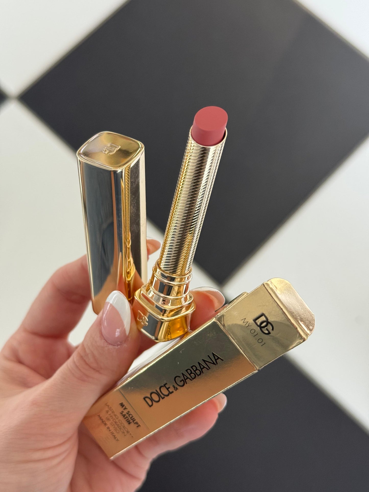 DOLCE&GABBANA My Sculpt Satin
Lasting Color & Hydration Lipstick Stylo - MY 01.01