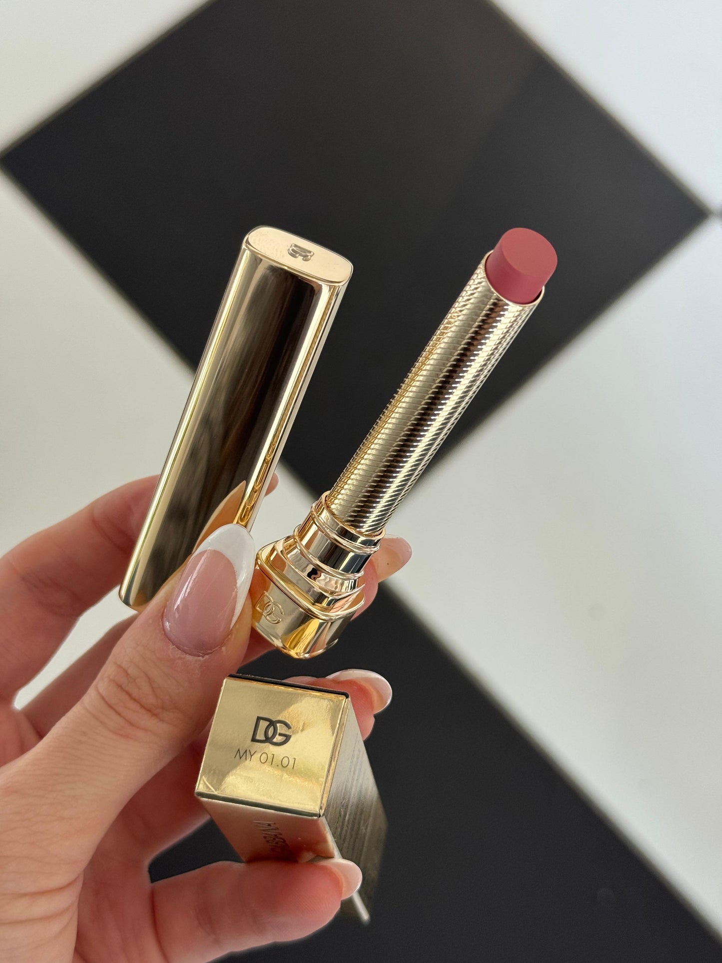 DOLCE&GABBANA My Sculpt Satin
Lasting Color & Hydration Lipstick Stylo - MY 01.01