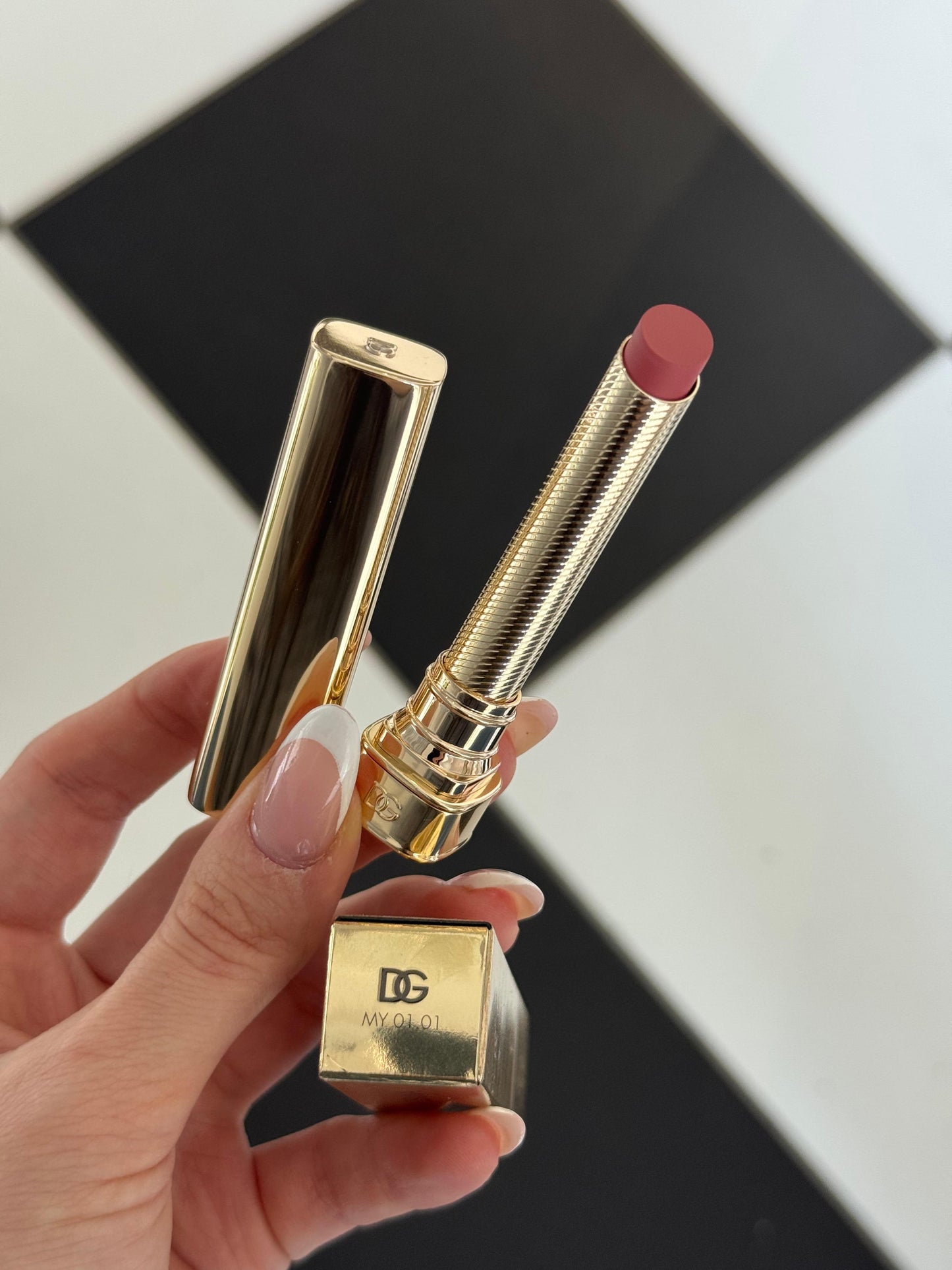 DOLCE&GABBANA My Sculpt Satin
Lasting Color & Hydration Lipstick Stylo - MY 01.01