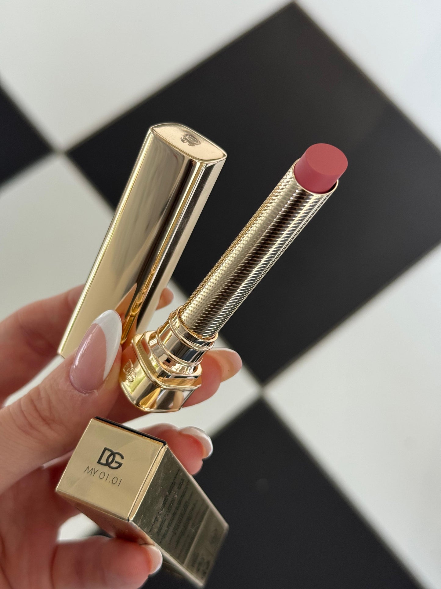 DOLCE&GABBANA My Sculpt Satin
Lasting Color & Hydration Lipstick Stylo - MY 01.01