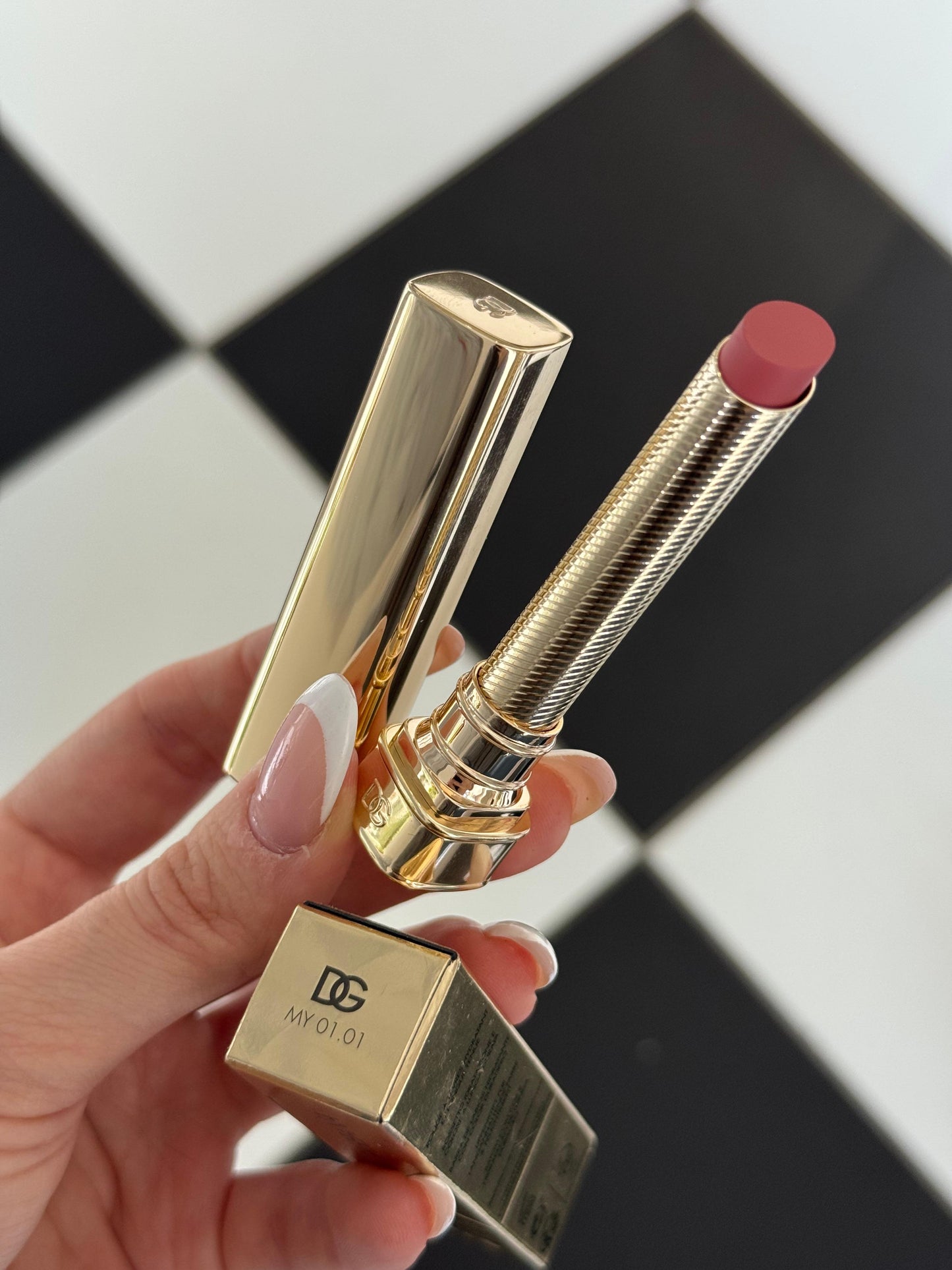 DOLCE&GABBANA My Sculpt Satin
Lasting Color & Hydration Lipstick Stylo - MY 01.01