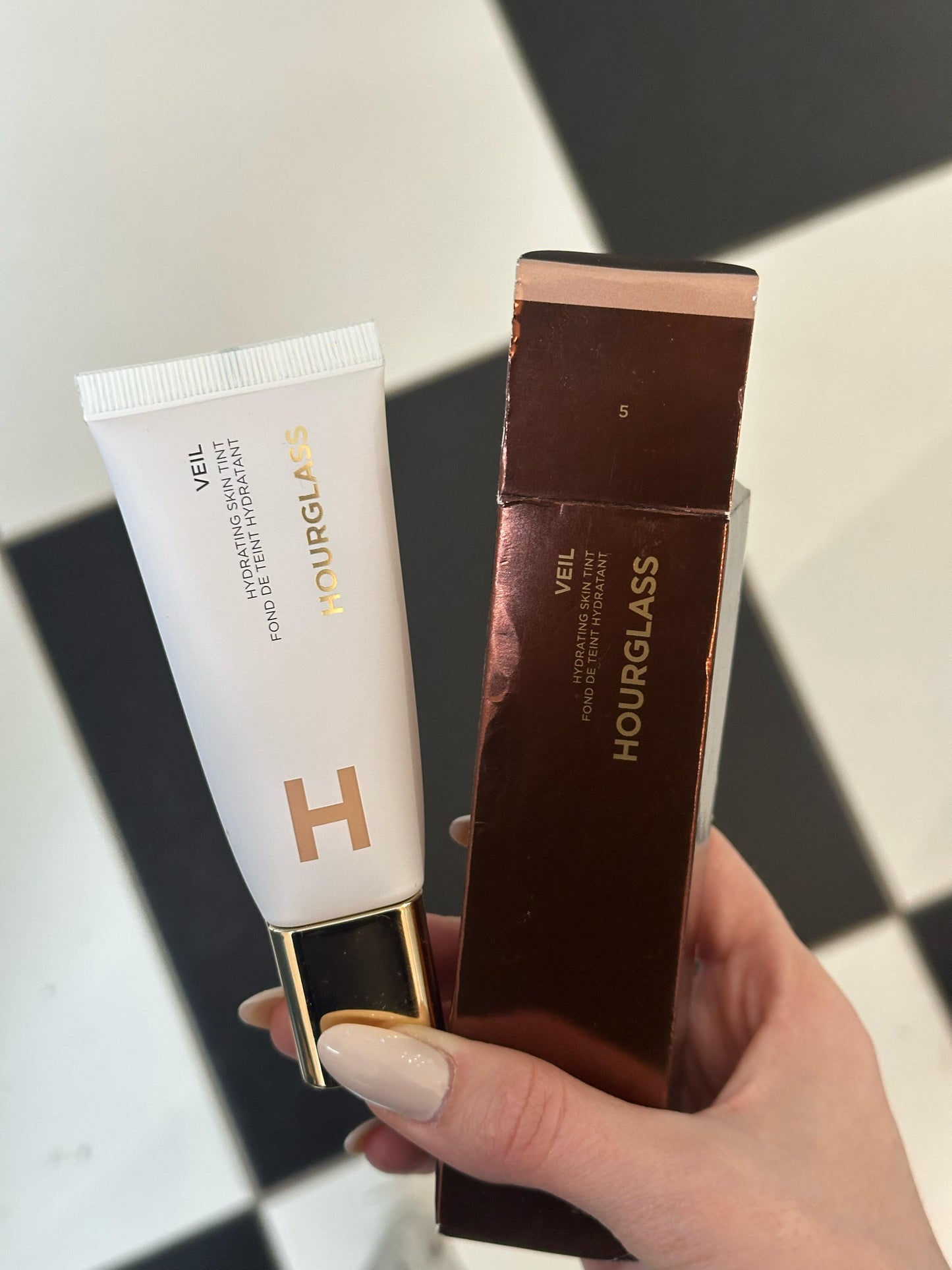 HOURGLASS Veil Hydrating Skin Tint