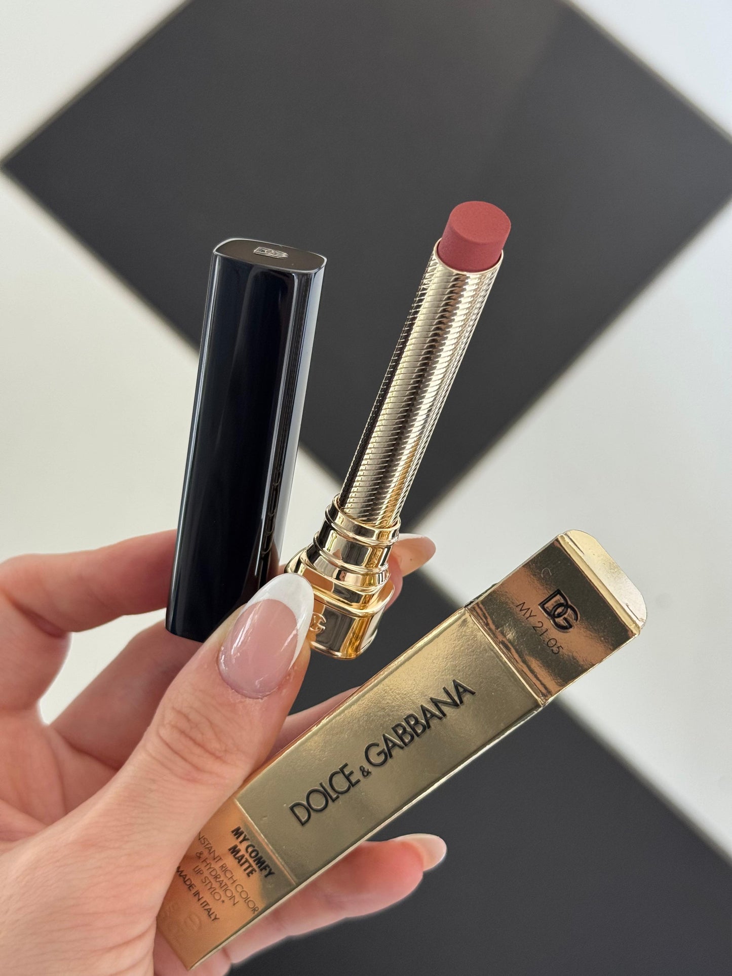 DOLCE&GABBANA My Comfy Matte Lipstick - My 21.05
Instant Rich Color & Hydration Lip Stylo