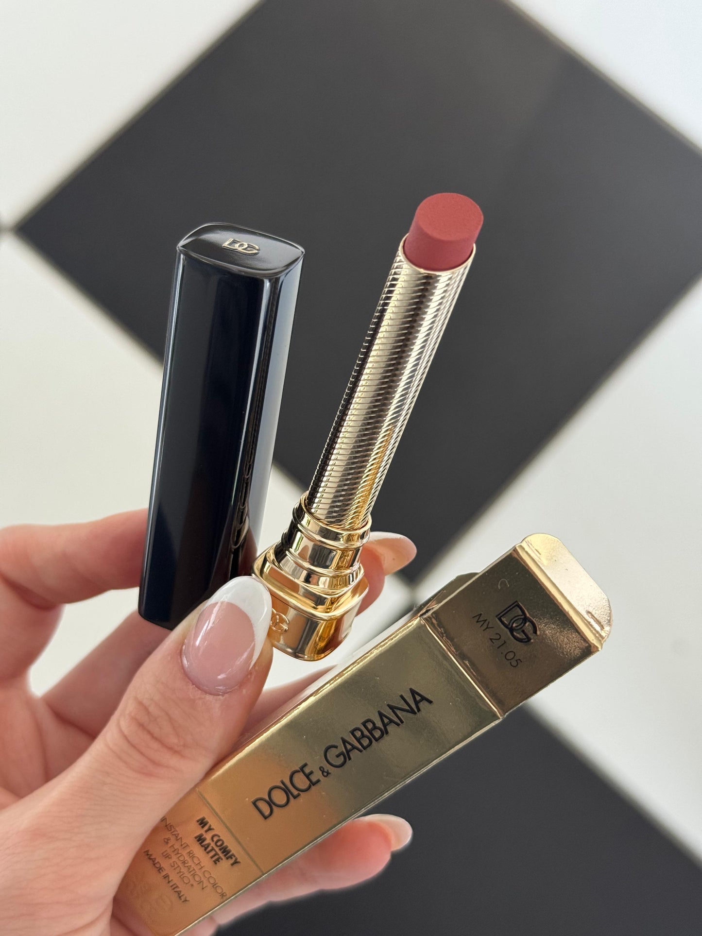 DOLCE&GABBANA My Comfy Matte Lipstick - My 21.05
Instant Rich Color & Hydration Lip Stylo