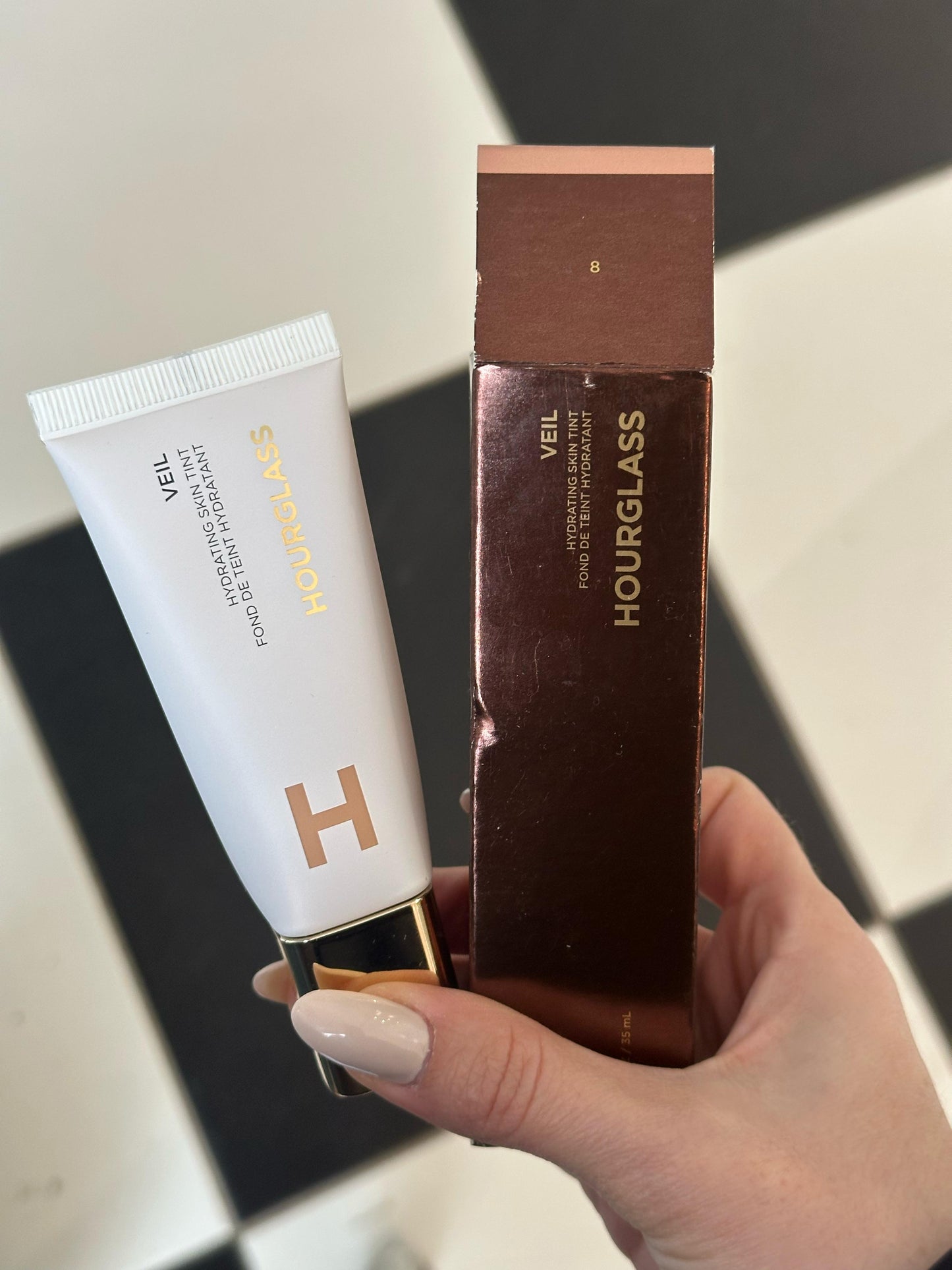 HOURGLASS Veil Hydrating Skin Tint