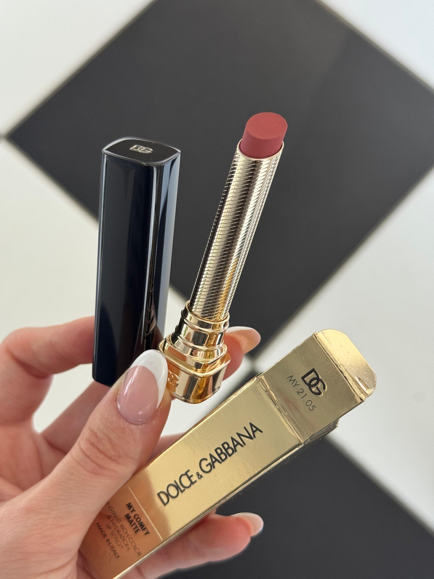 DOLCE&GABBANA My Comfy Matte Lipstick - My 21.05
Instant Rich Color & Hydration Lip Stylo