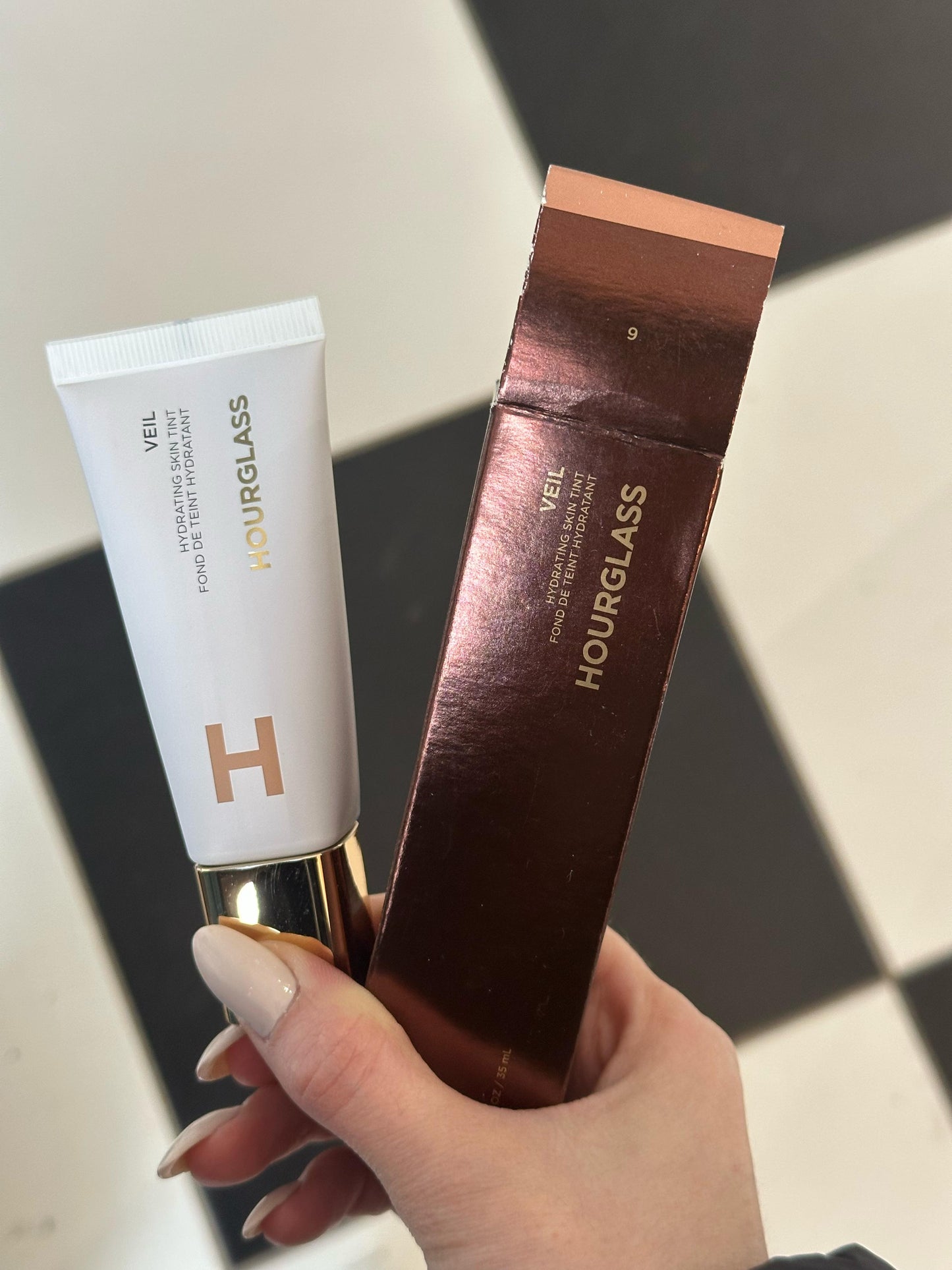 HOURGLASS Veil Hydrating Skin Tint