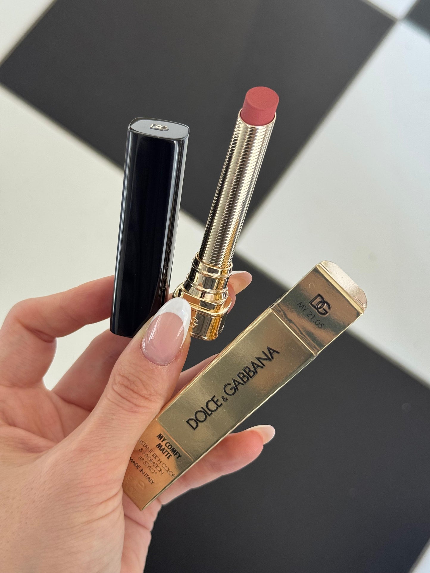 DOLCE&GABBANA My Comfy Matte Lipstick - My 21.05
Instant Rich Color & Hydration Lip Stylo