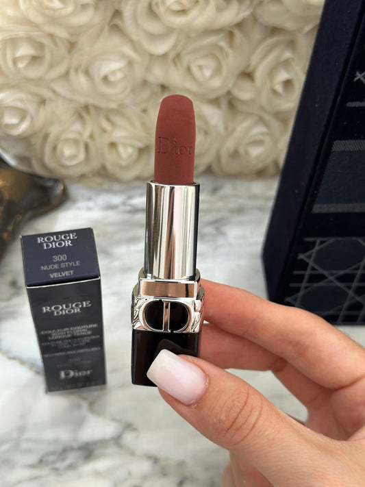 DIOR Rouge (300)
Couture Color Lipstick - Velvet and Satin Finishes - Hydrating Floral Lip Care - Long Wear
