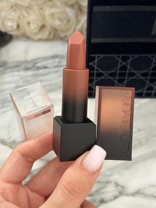 HUDA BEAUTY Power Bullet Lipstick