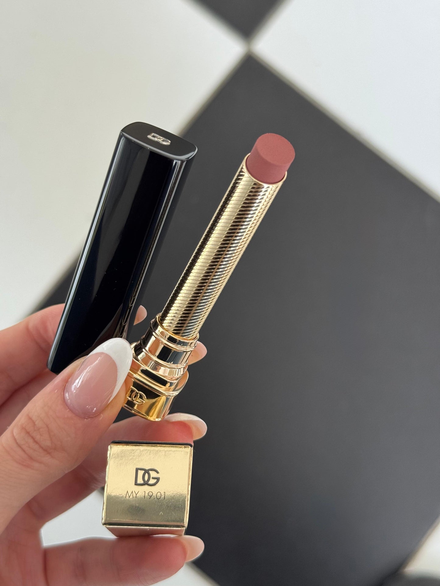 DOLCE&GABBANA My Comfy Matte Lipstick - My 19.01
Instant Rich Color & Hydration Lip Stylo