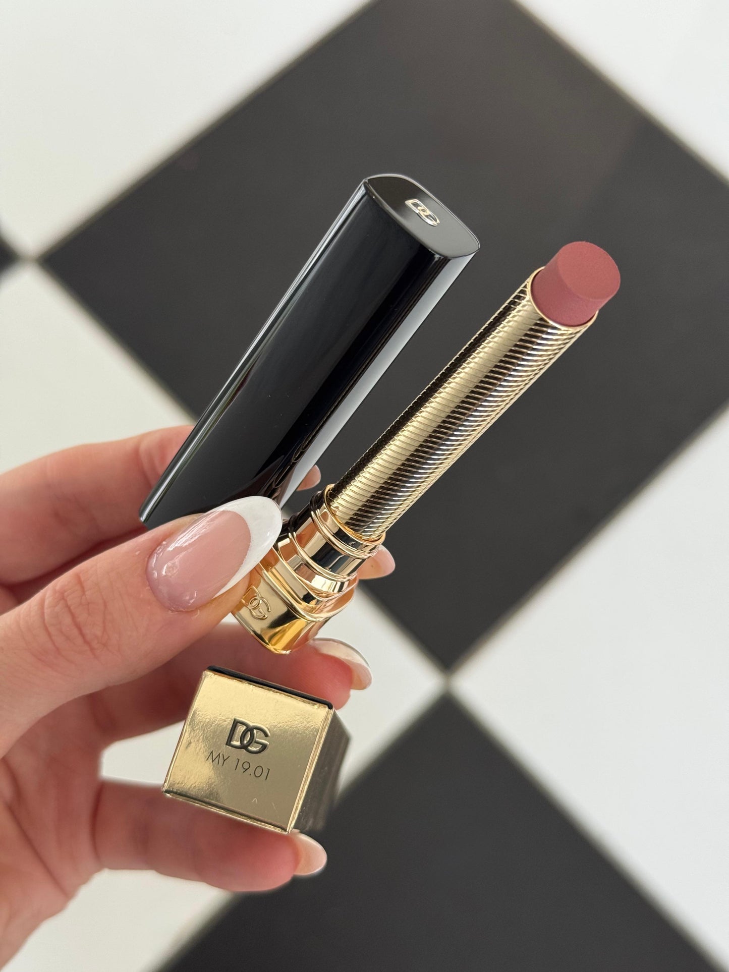 DOLCE&GABBANA My Comfy Matte Lipstick - My 19.01
Instant Rich Color & Hydration Lip Stylo