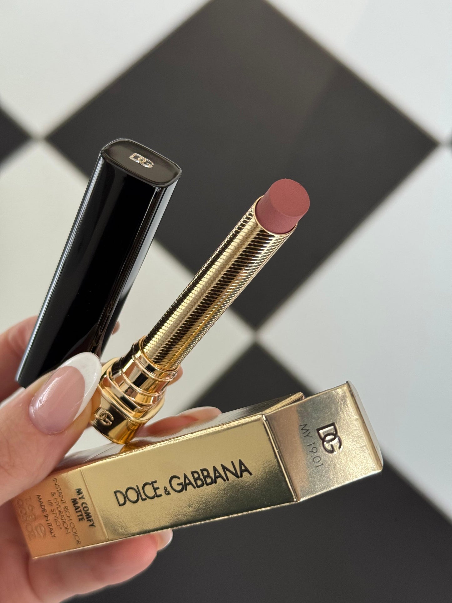 DOLCE&GABBANA My Comfy Matte Lipstick - My 19.01
Instant Rich Color & Hydration Lip Stylo