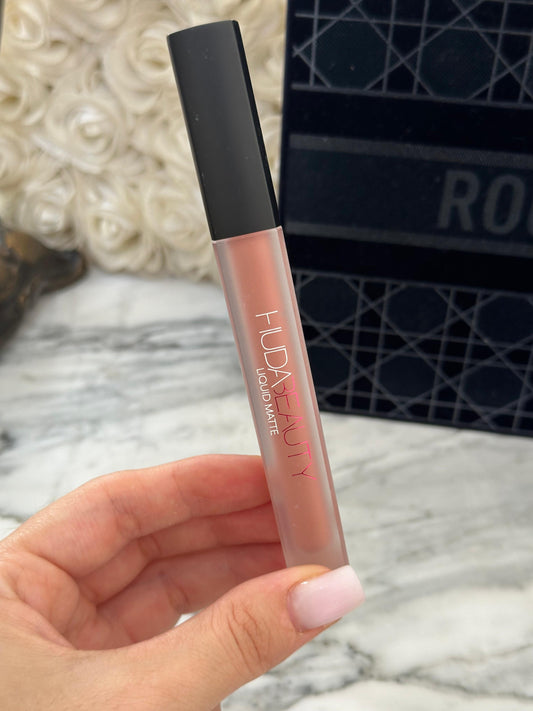 HUDA BEAUTY Liquid Matte Ultra-Comfort Transfer-Proof Lipstick (1)
