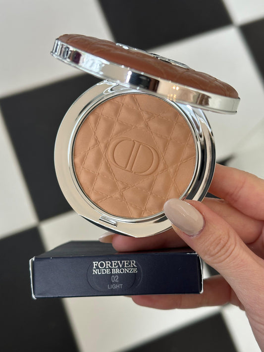 DIOR Forever Nude Bronze
Longwear Tanned-Effect Powder Bronzer - Natural Glow or Matte Finish - Infused with Hyaluronic Acid